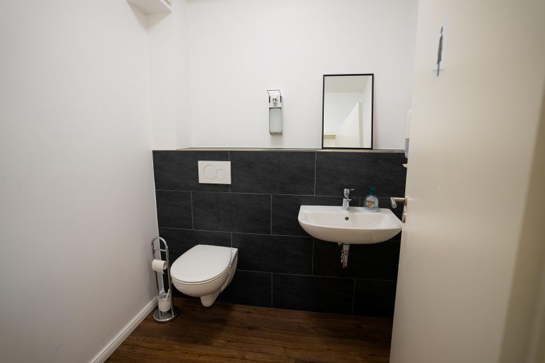 Repräsentive Gewerbeimmobilie mit Einliegerwohnung – WC 3