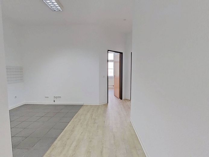 Cadono le foglie, anche i vostri costi di affitto – Trasferitevi e risparmiate 1 NKM: spazioso appartamento di 4 locali con BALCONE soleggiato nello storico Breitenweg – Ansicht II: Offener Küchenber…