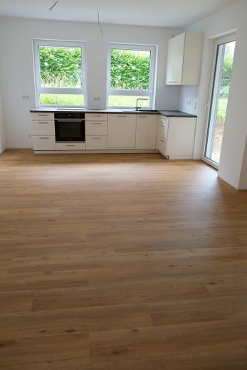 شقة بمساحة 71 m² - مشرقة، عالية الجودة، مميزة – Küche mit Blick in Garten
