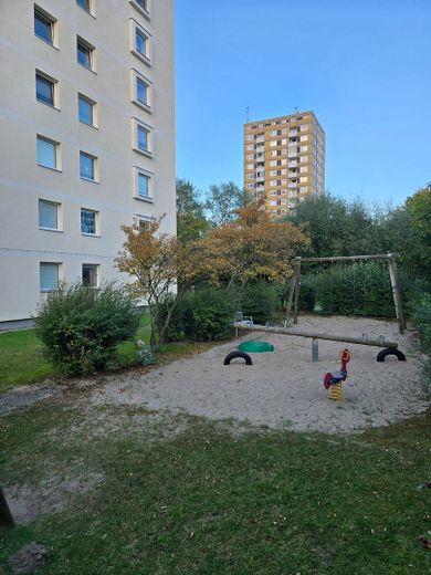 Yenilenmiş 3 odalı daire, loggia ve otopark yeri – komisyonsuz – Garten und Spielplatz