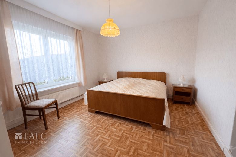 Dassow: Große Doppelhaushälfte mit Werkstatt, Scheune, 3 Garagen und 2.589 m² Grundstück – Schlafzimmer