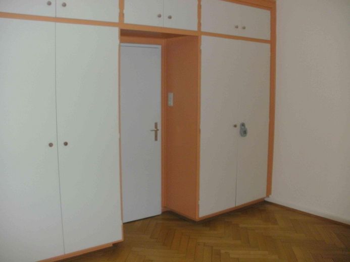 renov.bedürft. 3,5-Zi-Whg mit Balkon und EBK samt sep. DG-Whg. im Rohbau, in freundl. MFH in HN – Kinderzimmer Einbauschrank re