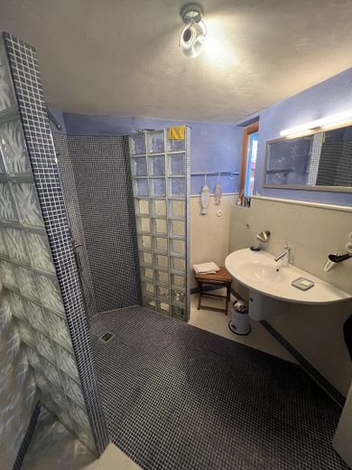 Hochwertiges EG-Bad m. Fenster