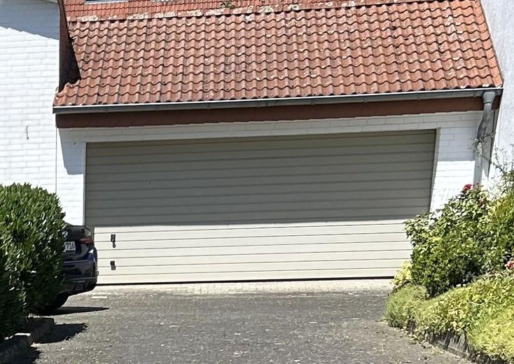 Großzügiges Einfamilienhaus auf 1000 qm in Paderborn Kernstadt – Garagentor
