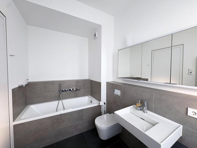 Traumhaftes Penthouse im Ostend | 143 m² · 3m Deckenhöhe · 2 Terrassen · KfW55 – 0% Provision – Bad 1