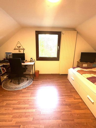 Ein ruhiges Zimmer nur für Frau im Schildow – dad schlafzimmer