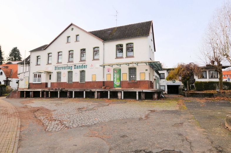 ** PREISREDUZIERUNG ** Wohn- und Geschäftshaus mit Gaststätte, Wohnung und Garagen in zentraler Lage – Wohn- und Geschäftshaus - Dassel - Heise Immobilien