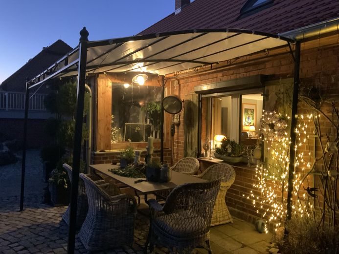 Ein Stück vom Paradies in Elb-Nähe - saniertes Bauernhaus mit Vintage-Charme – Abendstimmung vor dem Haus