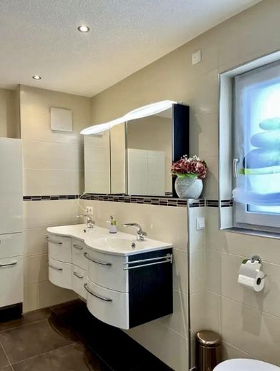 Exklusive 4-Zimmer-Penthouse-Wohnung in der Stadtmitte Offenburg – Großes Bad B.1