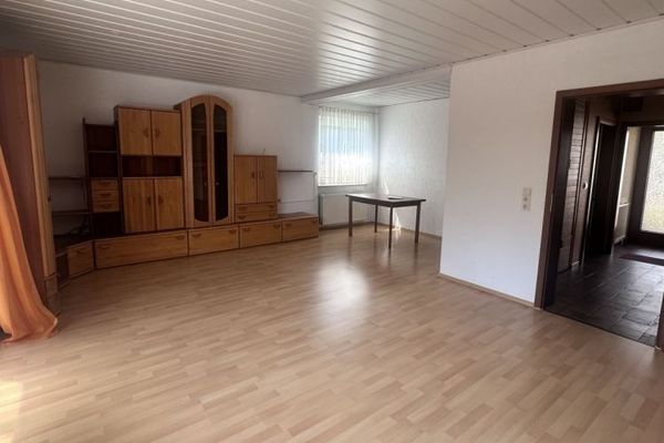 Bad Salzdetfurth-Wesseln: Einfamilienhaus mit Einliegerwohnung, Keller und Garage