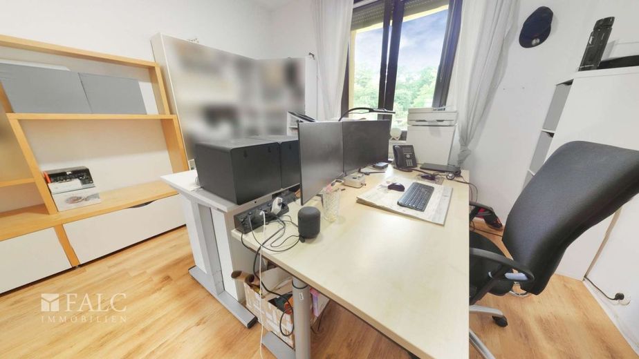 Gut erhaltener Altbau mit grossem Platzangebot – OG Büro