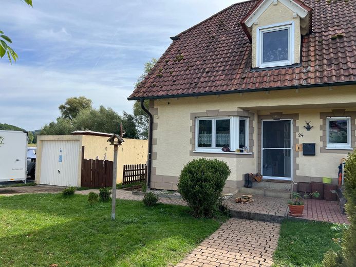 Schöne DHH am Ortsrand mit unverbautem Blick // 147qm Wohnfläche / 7 Zimmer / Einziehen & Wohlfühlen – Nordansicht/ Abg. Garten (EG) 