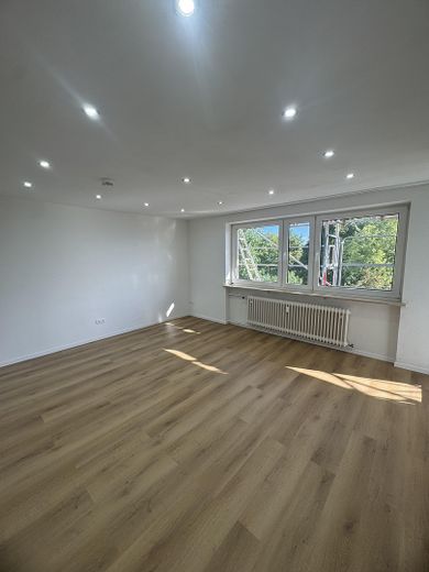 Eerste bewoning na renovatie: modern 2-kamerappartement met nieuwe inbouwkeuken (incl. elektrische apparaten) – Wohnzimmer