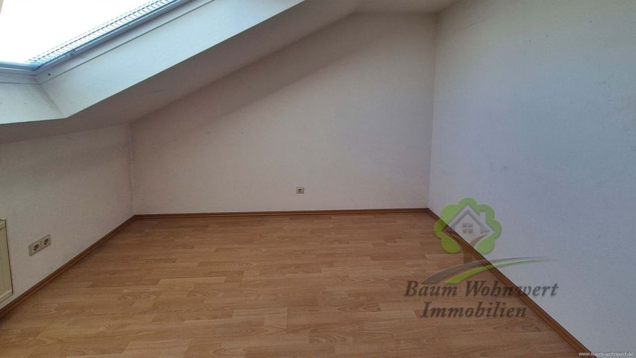 Provisionsfrei! Gepflegte Dachgeschosswohnung mit Balkon und ausgebauter Nutzfläche – 1 Kinderzimmer