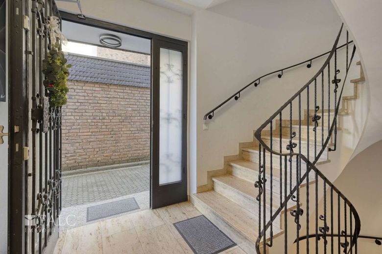 DG-Traum mit Kamin &amp; großem Balkon ins Grüne | 110 m² – Treppenhaus