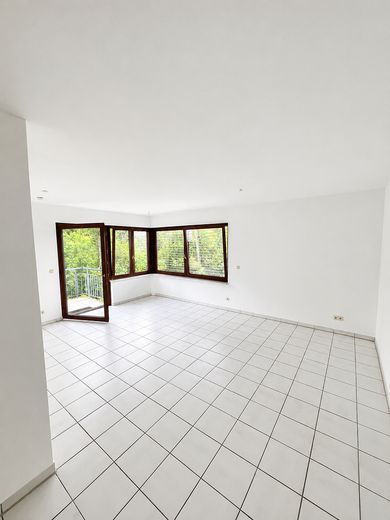 Renovated 3-room apartment with open living concept, panoramic views and garage – Wohnzimmer