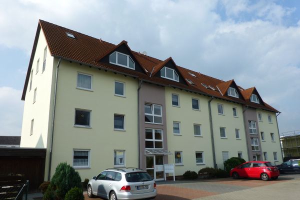 Гарна 3-кімнатна квартира з великим балконом, паркувальним місцем і кухнею в доглянутому багатоквартирному будинку