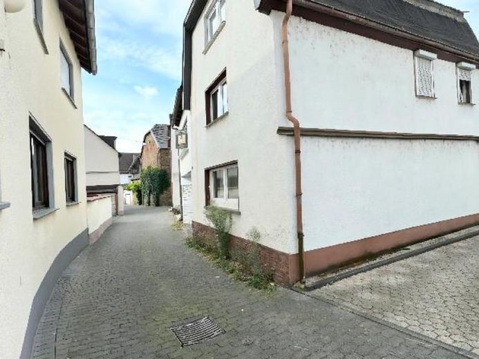 Renovierungsbedürftiges Einfamilienhaus mit Potential Garage und Keller in Rheinbrohl im Zentrum – Foto 1