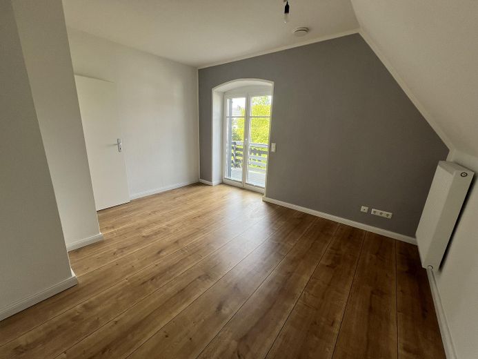 Kind 4 mit Balkon