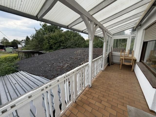Large half-timbered house with extension – plenty of potential for animal lovers and self-employed professionals – Balkon mit Blick auf Garten