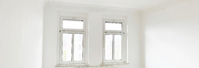 Wohnzimmer mit Stuckdecke