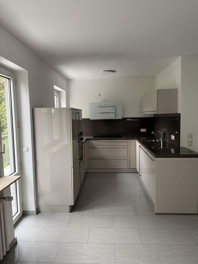 renovierte Wohnung mit Balkon und Blick ins Grüne – hochwertige Einbauküche 