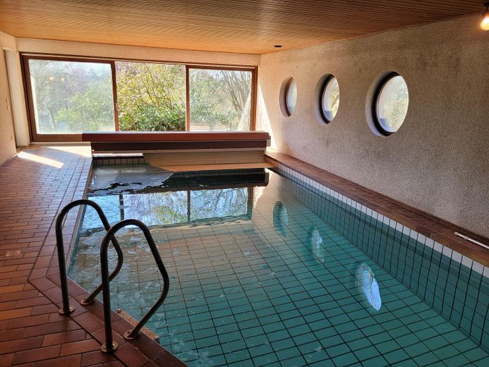 Schwimmhalle
