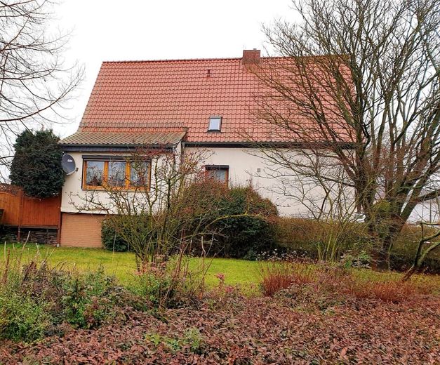 سعادة عائلية مُعتنى بها جيدًا مع 5 غرف وحديقة واسعة في هالدنسليبن – Haus Blick von der Seite