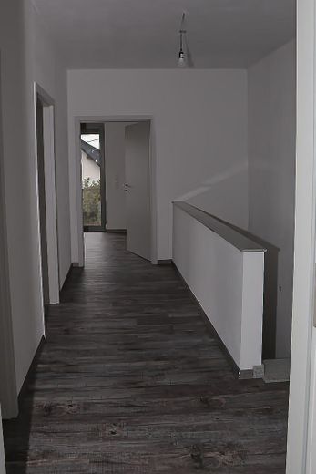Moderna bifamiliare con giardino a Bad Elster – ideale come abitazione principale o investimento – Flur im 2. OG