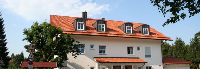 Mediterraner Wohntraum in Baldham: Stilvolle Maisonette mit Garten – Hausfront