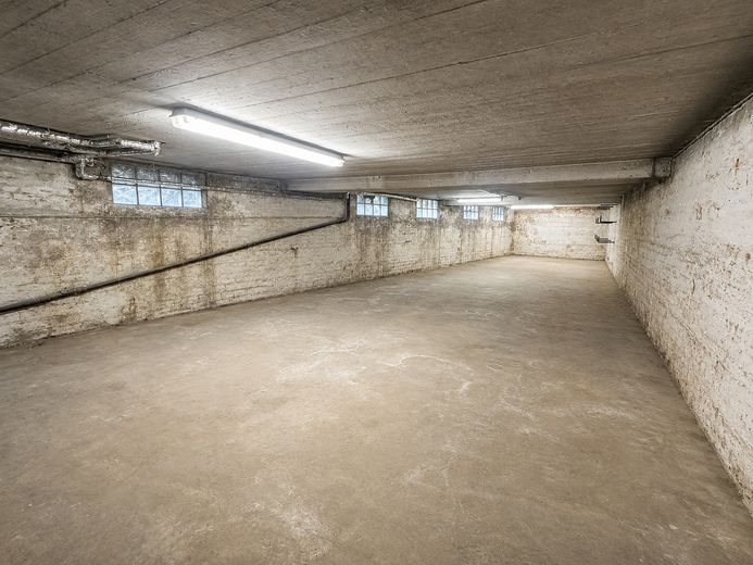 Cafe Ladenlokal zentrale Lage mit Lager/ Büro und Garage/ Nähe HBF – Kellerraum/ Lager