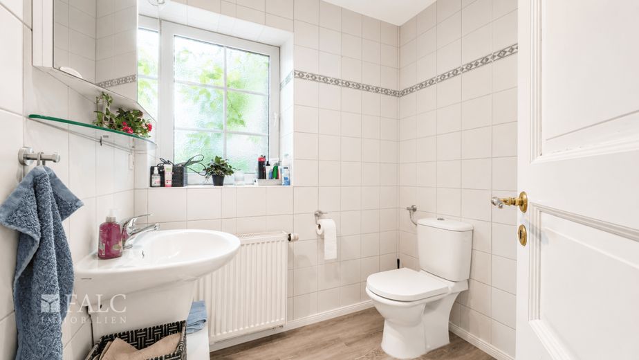 ***Ihr neues Zuhause: Gepflegte Doppelhaushälfte mit viel Platz und idyllischem Garten*** – Badezimmer EG