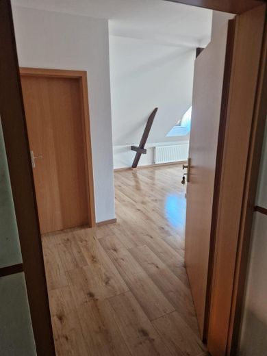 Квартира на мансардному поверсі в будинку-пам’ятці в Радебойль-Ості — вільна для заселення, без комісії, 5 % потенціалу підвищення орендної плати – Wohnungseingang