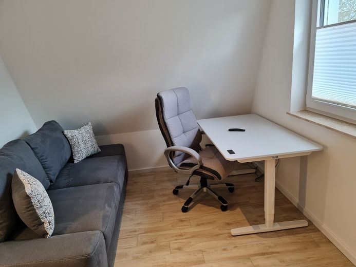 Villa Dohne - Möbliertes Wohnen im Grünen – Arbeitszimmer mit Schlafcouch