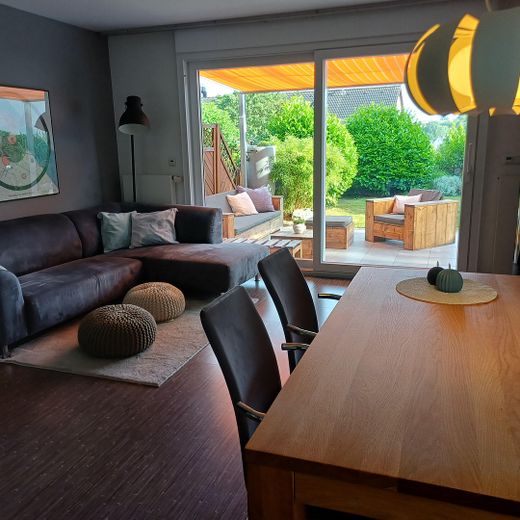 Gepflegtes Reihenendhaus mit schönem Garten, überdachter Terrasse, Kamin und Carport – Wohn-Essbereich mit Kamin  EG 