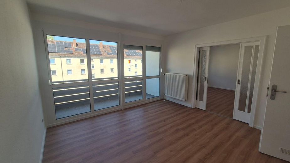 Frisch renovierte 3-Zimmer-Wohnung mit Balkon im energetisch modernisierten Mehrfamilienhaus – Foto 1