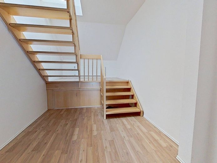 NIENTE ONERI PER IL RISCALDAMENTO, MA 2 CANONI NETTI GRATUITI: Appartamento mansardato di 2 locali dalla disposizione particolare, con vasca da bagno – Treppenhaus (EG)