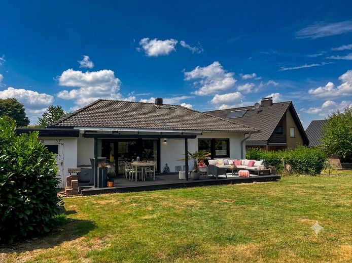 Przestronny dom jednorodzinny z pięknym ogrodem – Garten / Rückseite