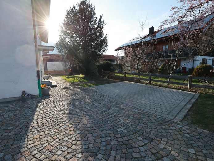 2 zusätzliche Pkw-Stellplätze