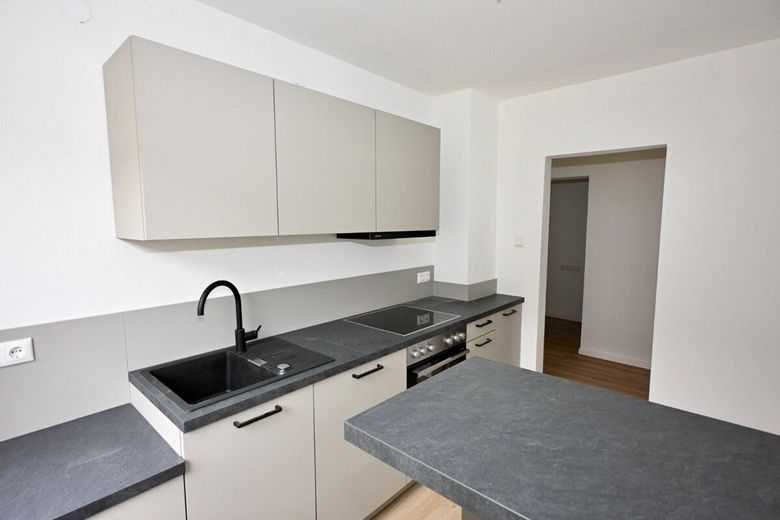 Hochwertig sanierte 2ZKB-Hochpaterre-Wohnung mit Balkon – Neue Einbauküche