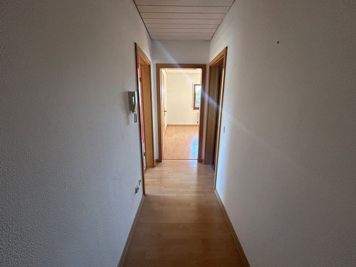 Appartement lumineux de 3,5 pièces sous les combles, 85 m², balcon exposé sud, cuisine équipée, place de stationnement – Wüstenrot – Flur
