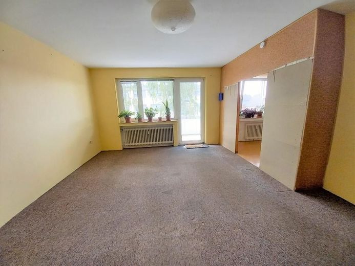 CITYHOUSE: Gut geschnittene Etagenwohnung mit großem Balkon, Keller und eigener Garage – Wohnzimmer mit Balkon