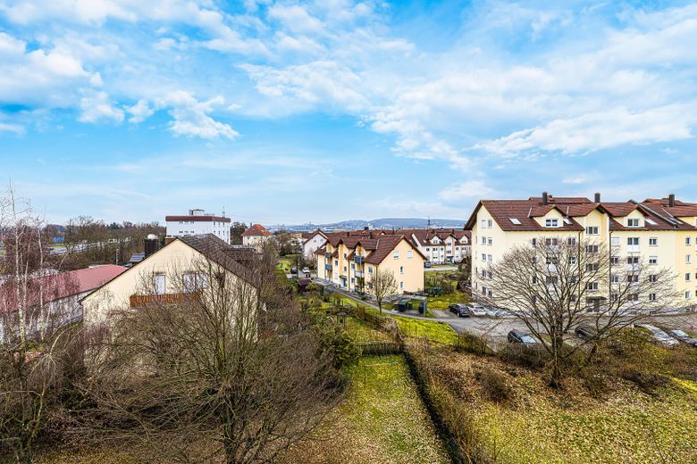 KOMİSYONSUZ: Balkonlu, katedral manzaralı, asansörlü ve garajlı yenilenmiş 3 odalı daire – Blick vom Balkon in Garten