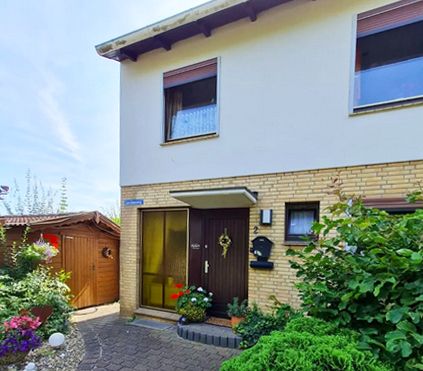 Gemütliches, sehr gepflegtes Endreihenhaus mit großem Garten und Vollkeller in ruhiger Lage! – Eingangsbereich mit Gartenhäuschen