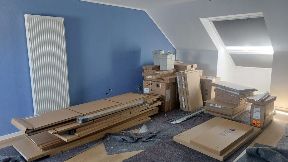Frisch sanierte Dachgeschosswohnung mit Garage, PV-Strom & Klimaanlage – max. 6 Monate – Wohn-/ Esszimmer