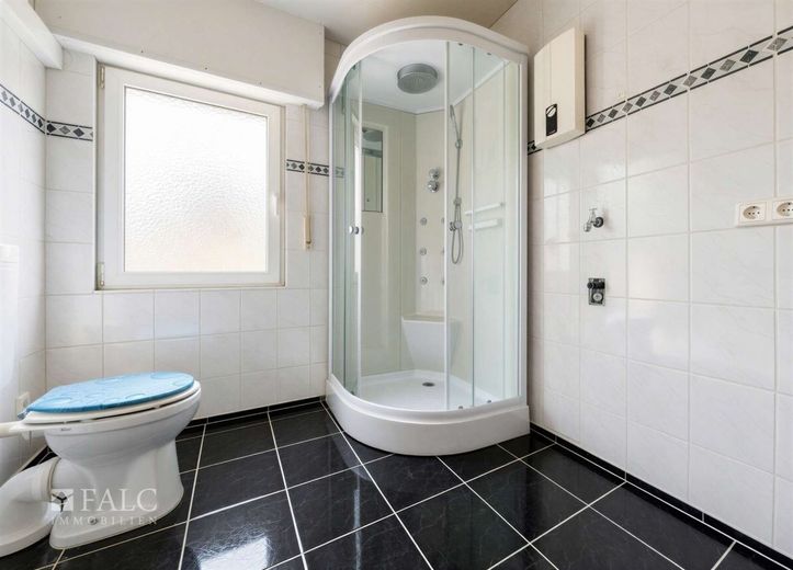 Ruhig gelegene Doppelhaushälfte mit viel Platz und Naturteich – Badezimmer