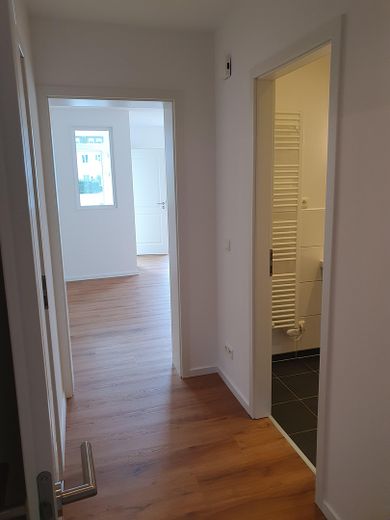 Gerenoveerd EN direct beschikbaar: tuinappartement m. eigen ingang, vloerverwarming, meer- en stationsnabijheid – Flur 2