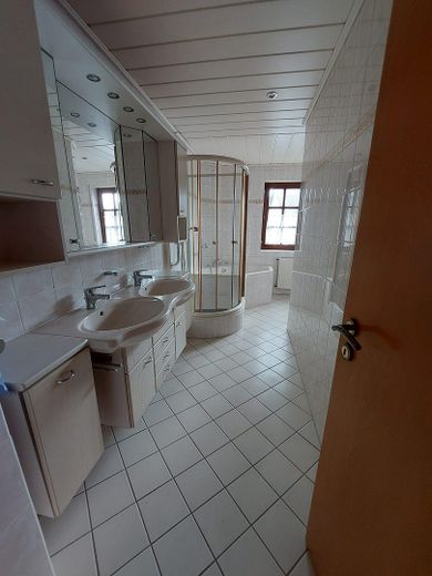 Bad mit Dusche und Badewanne.