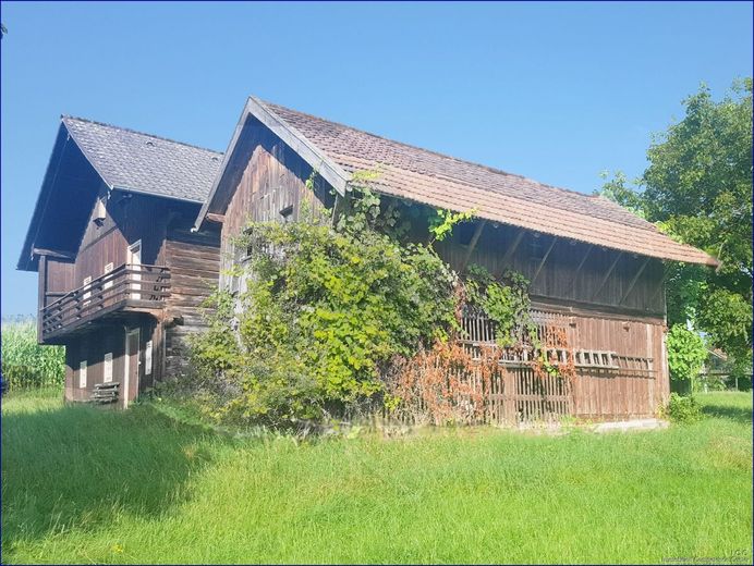 ***   FESTPREIS: 250.000,- EUR   ***
Liebhaber-Sacherl in Alleinlage - ca. 6.500 m² Grund 
am Mühl-/ Prienbach - südlich von Stubenberg – Die Ansicht vom Haus und der Scheune