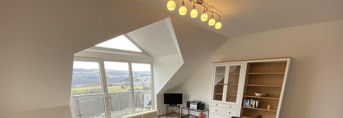 Uninähe & Fernblick in Korlingen: Moderne helle Maisonettewohnung Küche+Balkon+Stellplatz – Wohn/Esszimmer